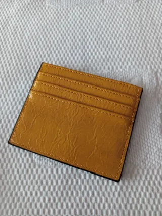 Tarjetero color mostaza