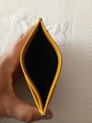 Tarjetero color mostaza