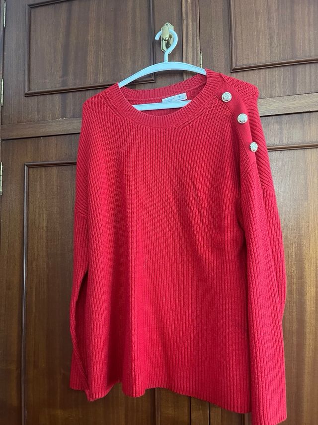 Jersey rojo con tachuelas