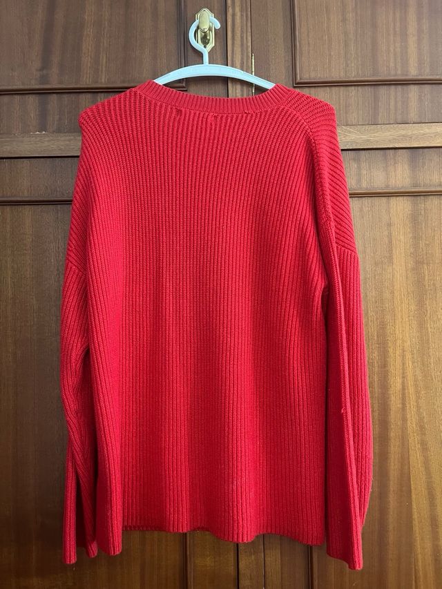 Jersey rojo con tachuelas