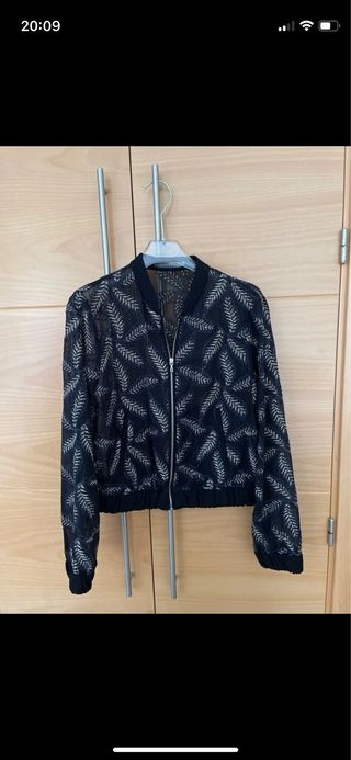 Cazadora Bomber Zara Negra y Dorada