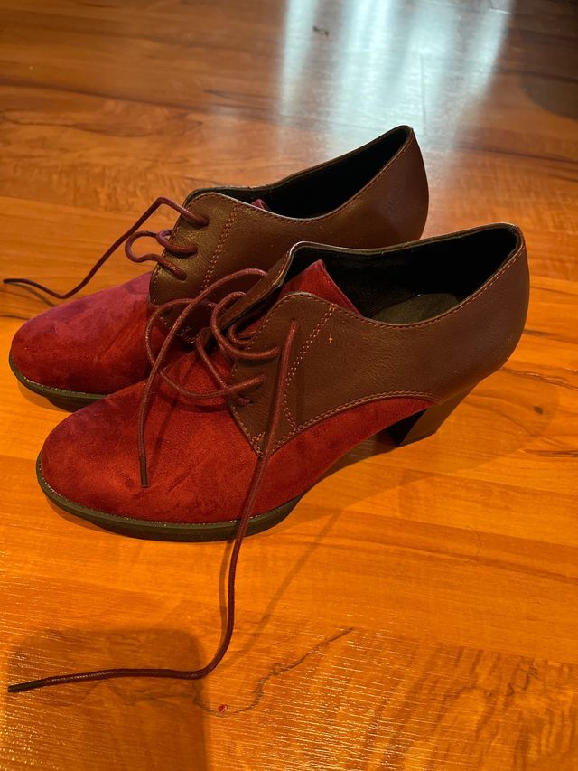 Zapatos de tacón granate