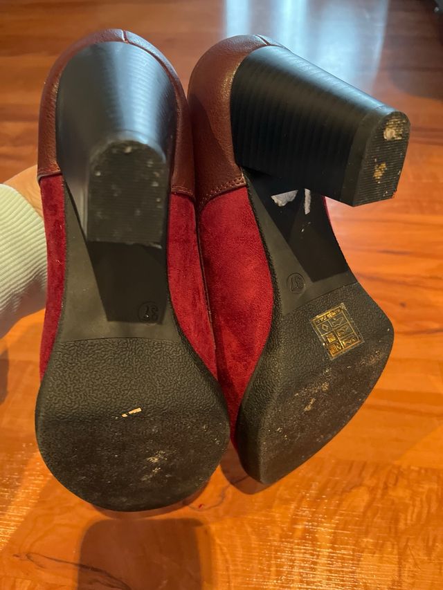 Zapatos de tacón granate