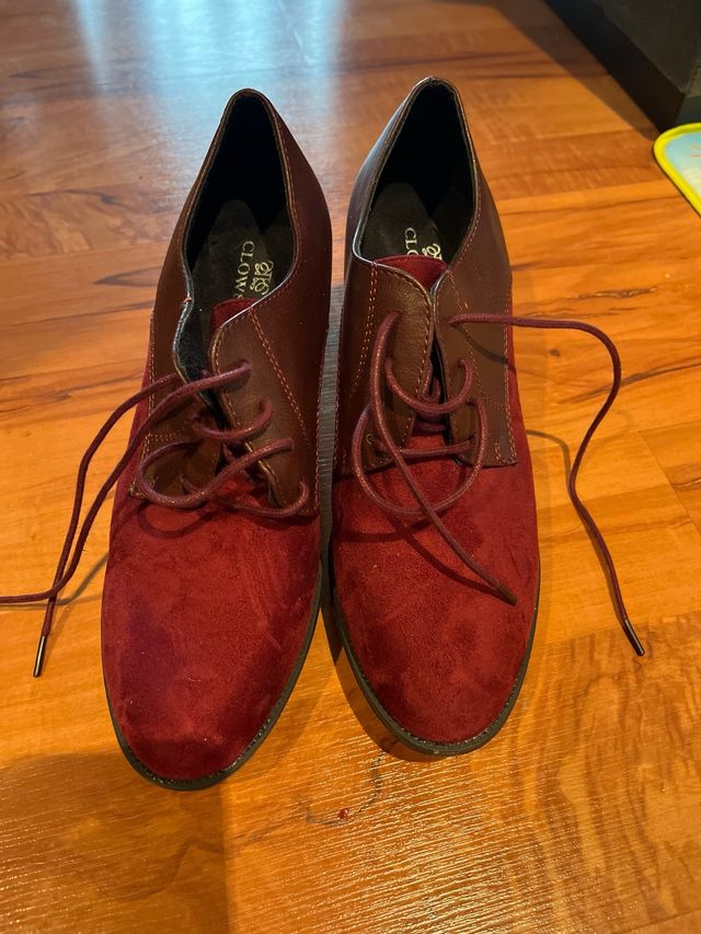 Zapatos de tacón granate