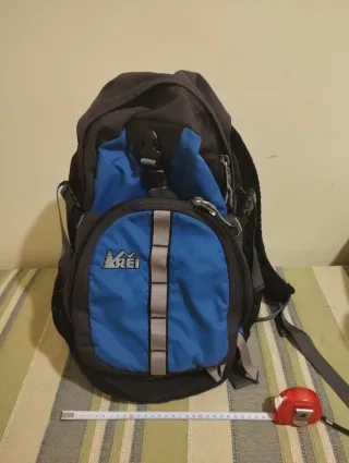 Mochila REI Negra y Azul