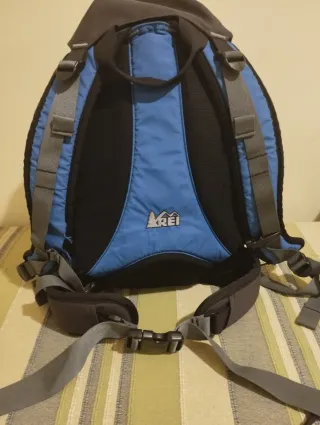 Mochila REI Negra y Azul