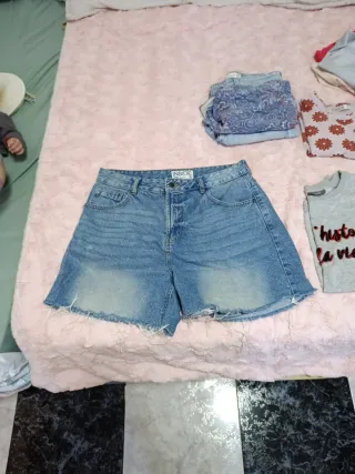 Vaqueros cortos desgastados