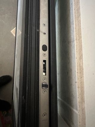 Puerta de seguridad negra