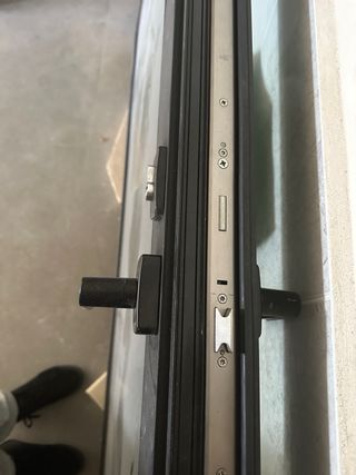 Puerta de seguridad negra