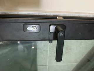 Puerta de seguridad negra