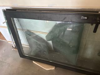 Puerta de seguridad negra