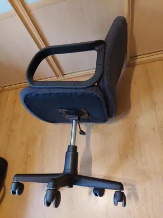 Silla de estudio gris y negra