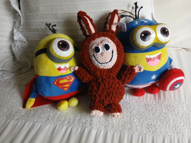 2 Minions y 1 Labubu