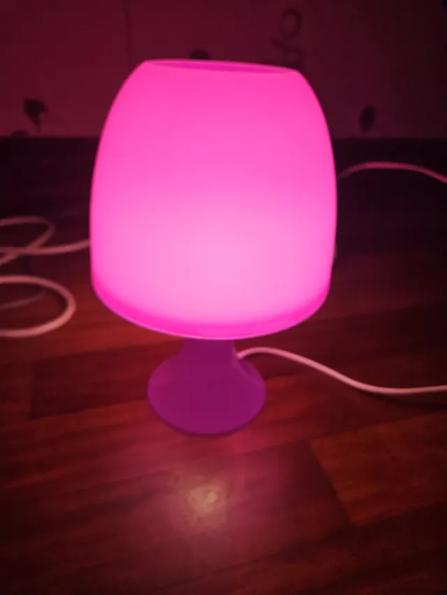 Lamparita morada de plástico