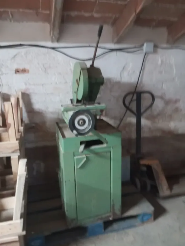 Máquina de corte industrial verde