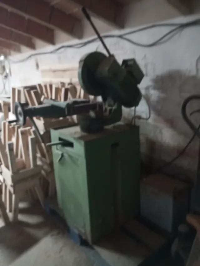 Máquina de corte industrial verde