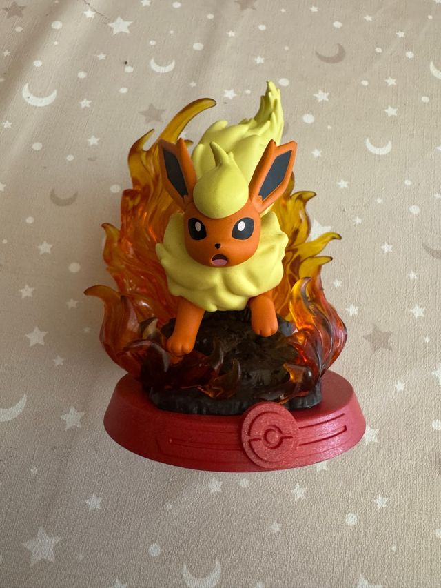 Figura Flareon Pokémon con base de fuego