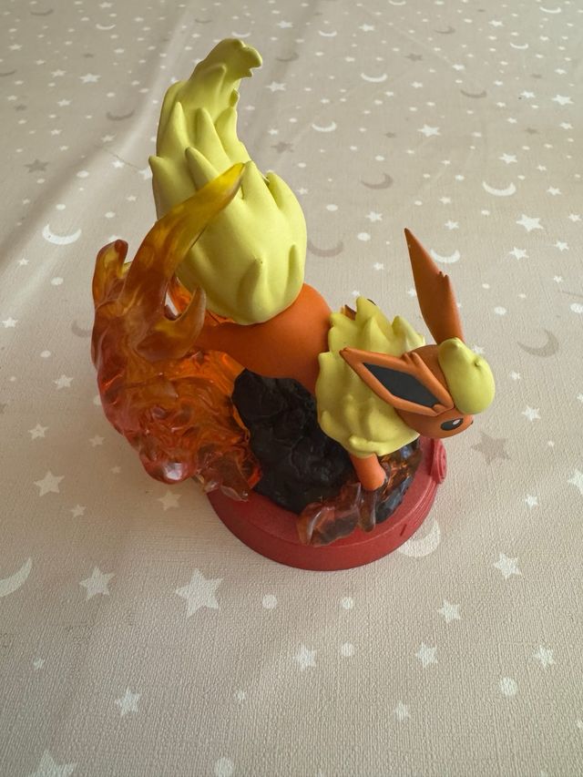 Figura Flareon Pokémon con base de fuego
