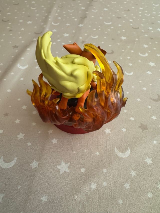Figura Flareon Pokémon con base de fuego