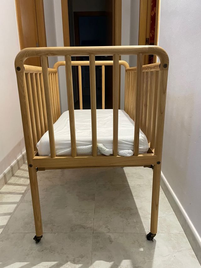 Cuna de bebé de madera