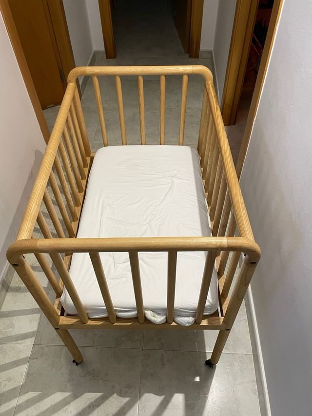 Cuna de bebé de madera