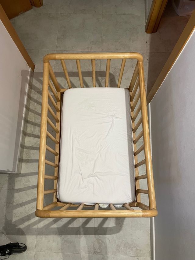 Cuna de bebé de madera