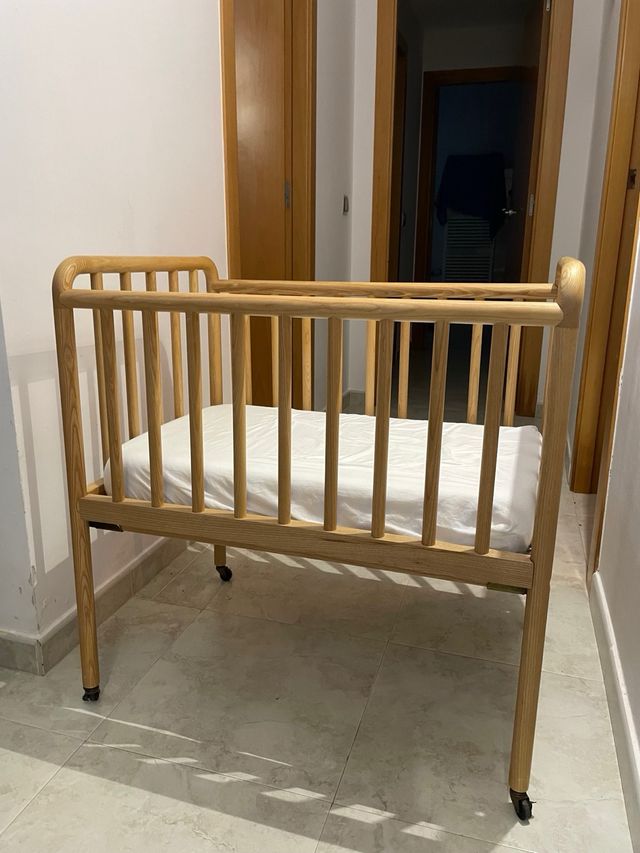 Cuna de bebé de madera