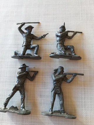 Soldatini di piombo indiani e cowboy