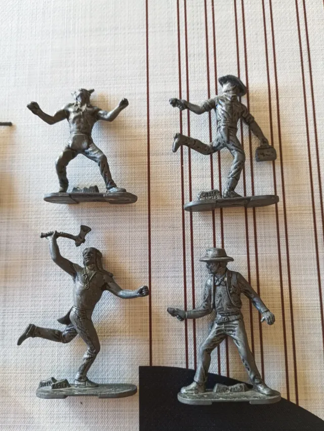 Soldatini di piombo indiani e cowboy