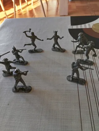 Soldatini di piombo indiani e cowboy