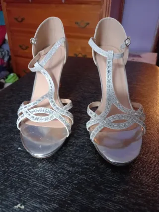 Zapatos de fiesta plateados con pedrería