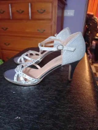 Zapatos de fiesta plateados con pedrería