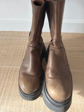 Botín de piel marrón con suela track