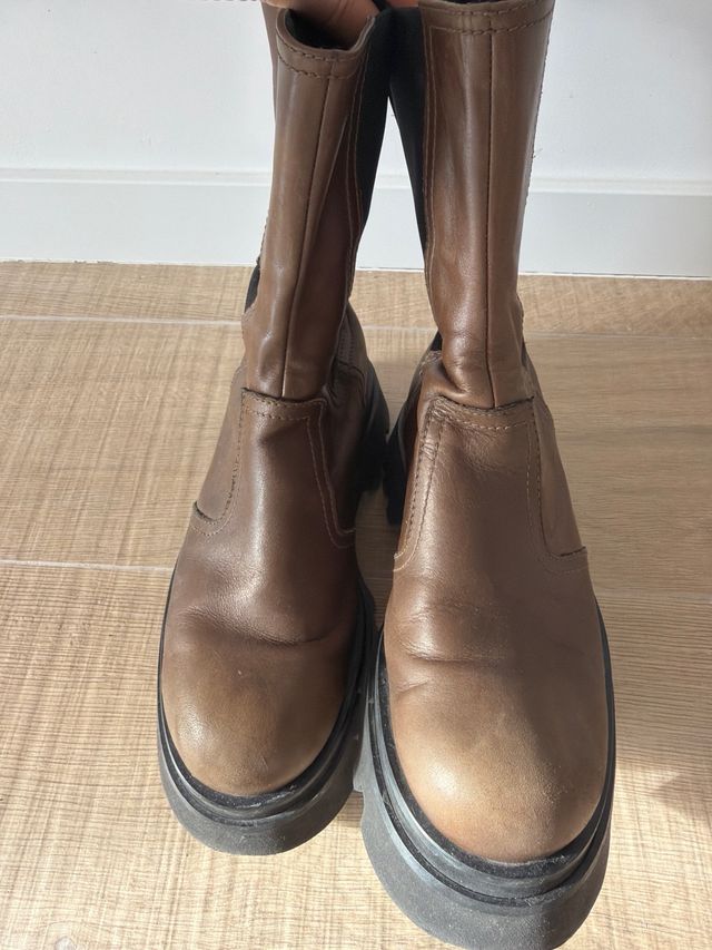 Botín de piel marrón con suela track