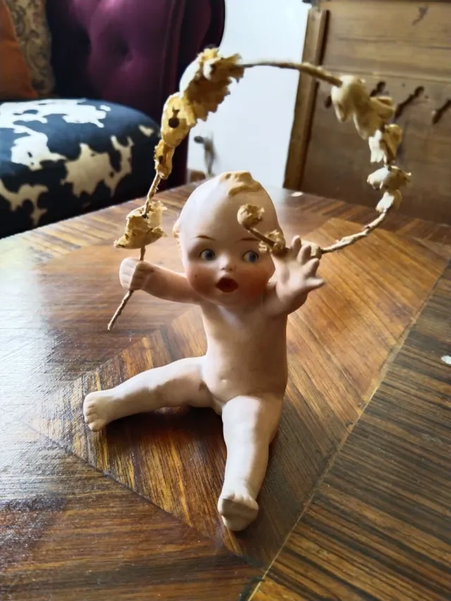 Antigua figurita porcelana biscuit