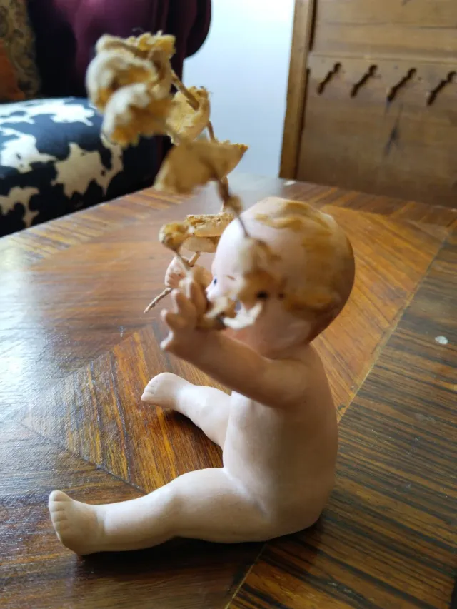 Antigua figurita porcelana biscuit