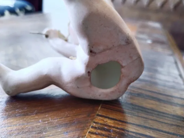 Antigua figurita porcelana biscuit