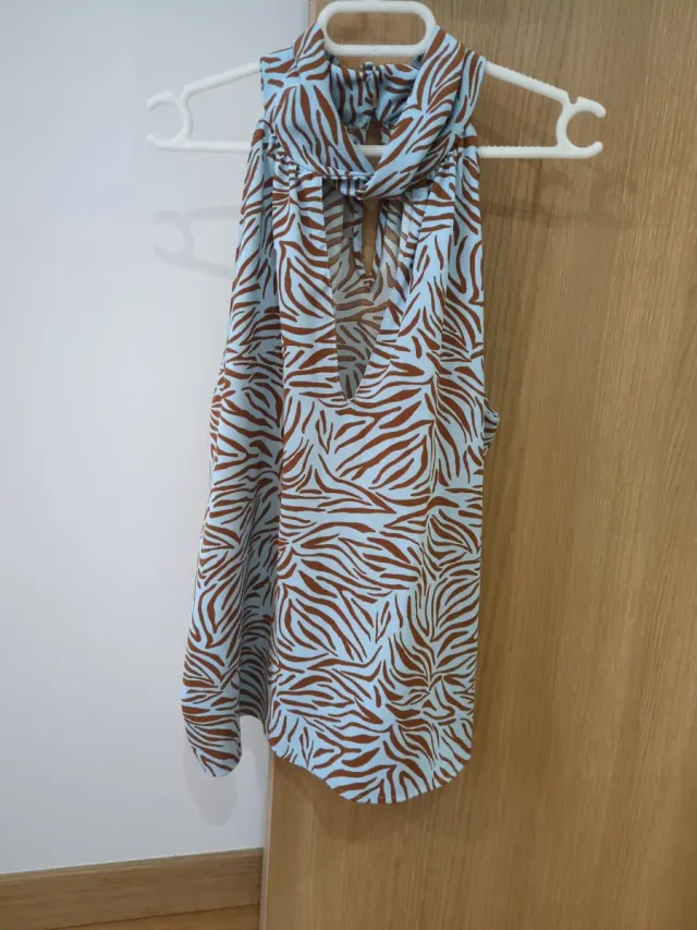 Blusa Zara cuello halter estampado cebra