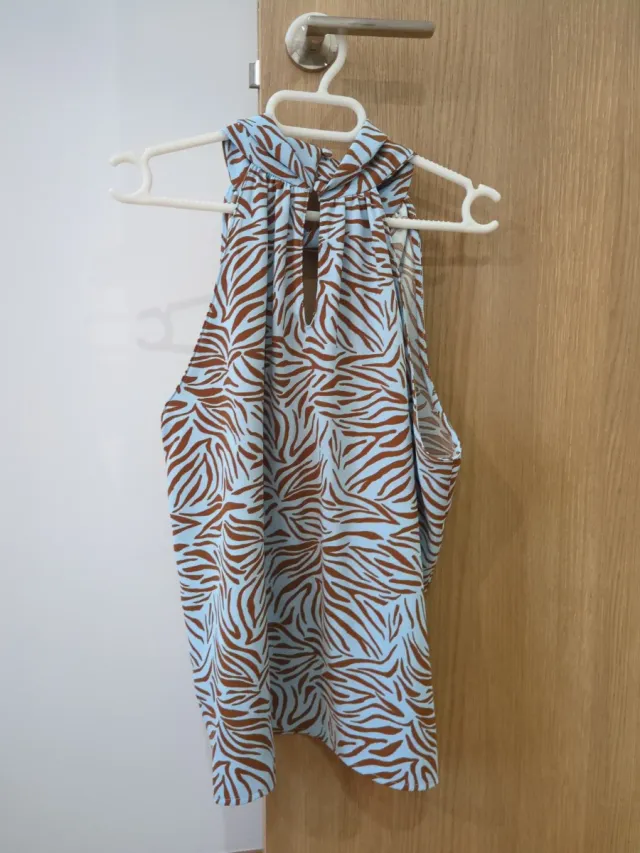 Blusa Zara cuello halter estampado cebra