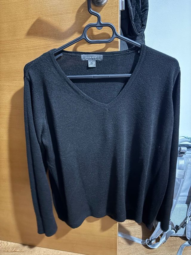 Jersey negro cuello pico Primark