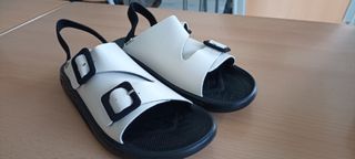 Sandalias Blancas y Negras con Hebillas