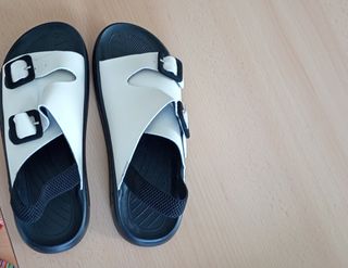 Sandalias Blancas y Negras con Hebillas