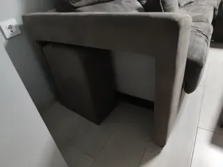 Sofá chaiselongue gris oscuro con 2 pub