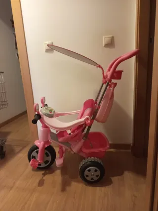 Triciclo infantil rosa con sombrilla