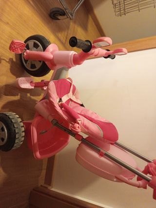 Triciclo infantil rosa con sombrilla