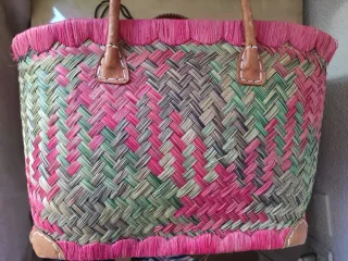 Capazo de mimbre multicolor