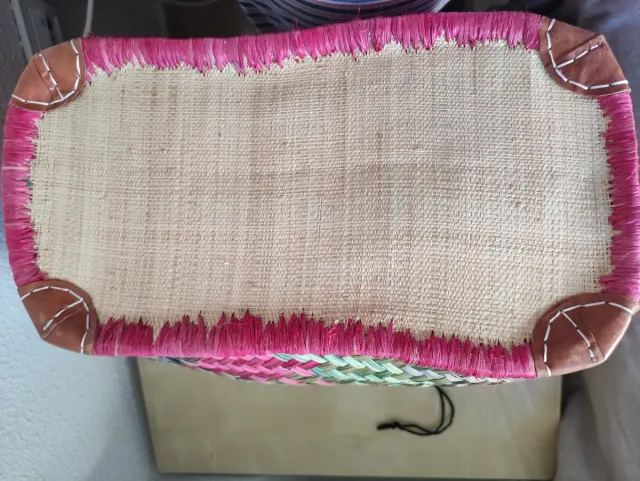 Capazo de mimbre multicolor