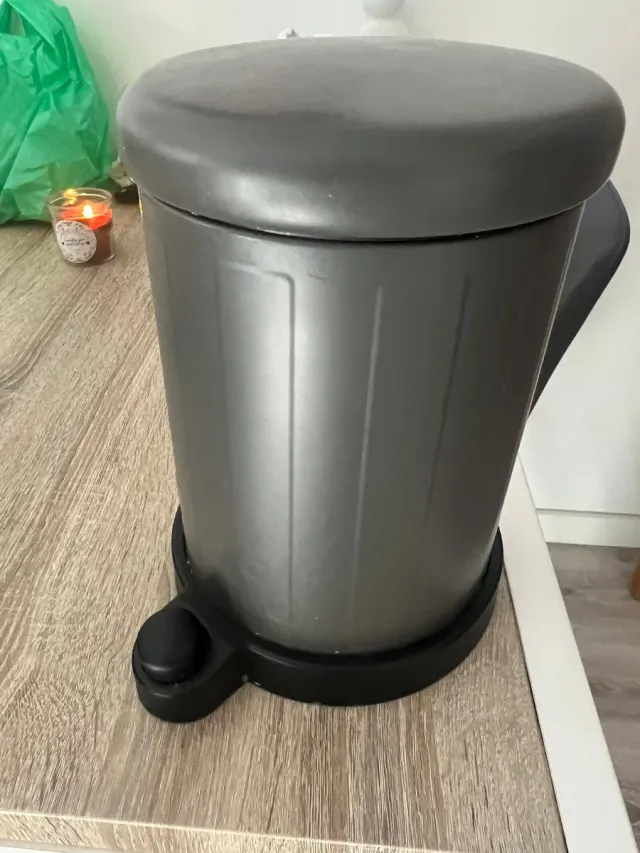 Cubo de basura pequeño con pedal