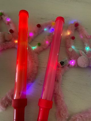 Kit Fiesta 2 Orejas Conejo y Bastones LED luces