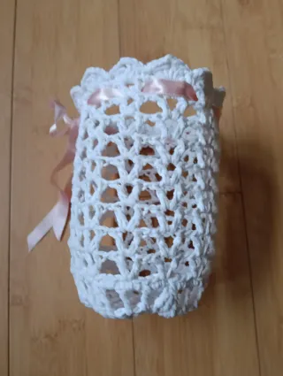 Cestino macramè bianco con fiocco rosa